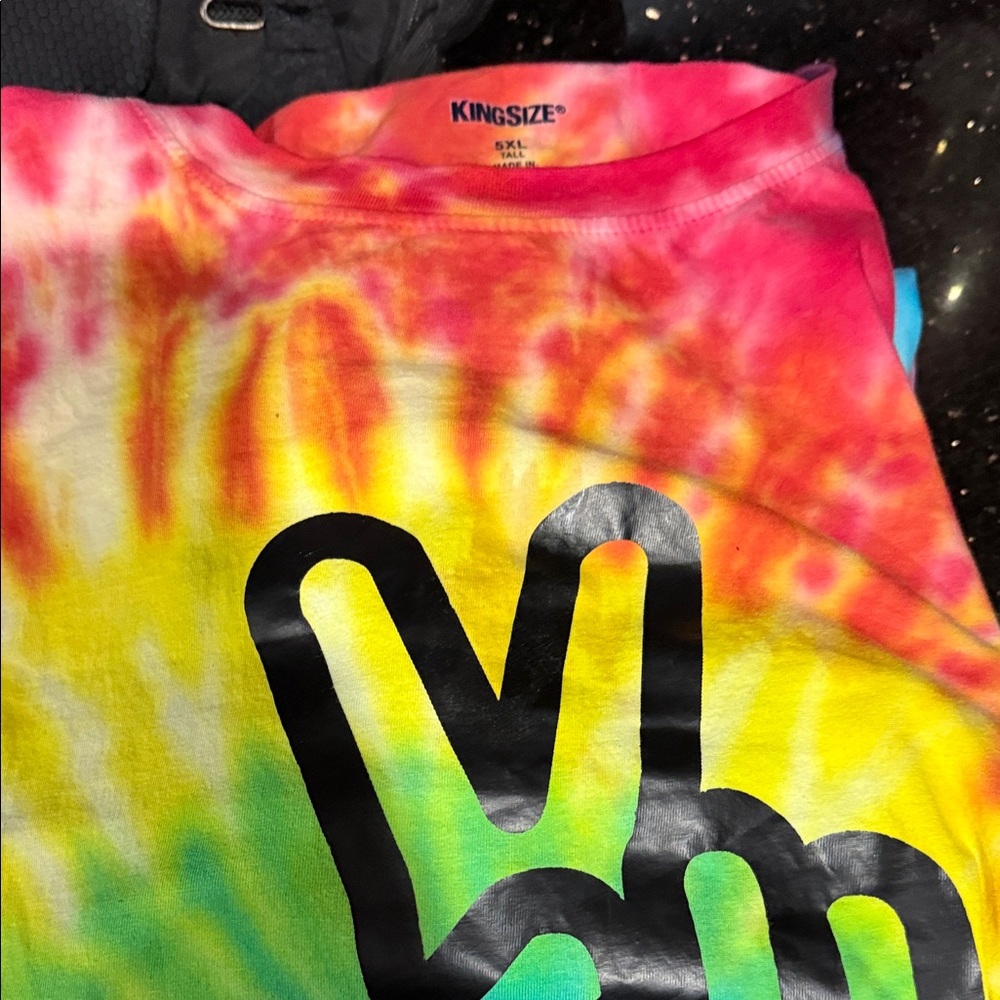 Kingsize Multicolor Tie-Dye Short Sleeve Tee with Peace Hand Graphic - Picture 4 of 4